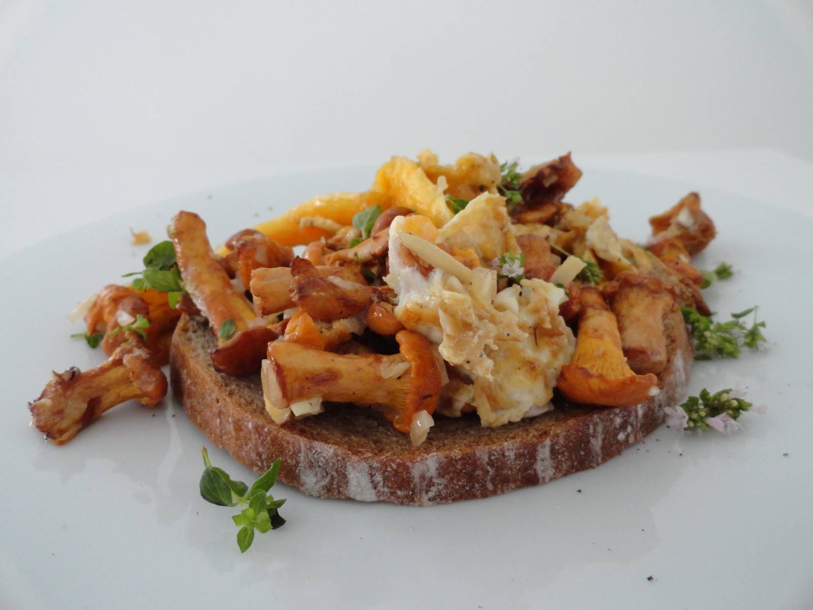 Eierschwammerl auf  geröstetem Schwarzbrot