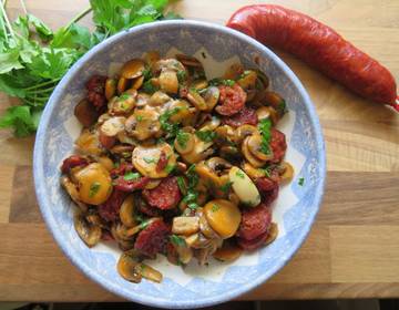 Pilzsalat mit Spanischer Paprikawurst Pilzsalat mit Spanischer Paprikawurst