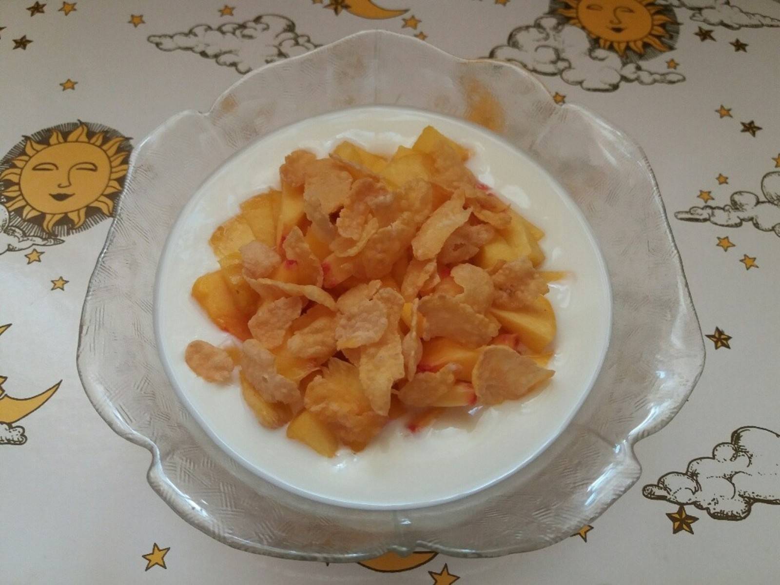 Joghurt mit Früchten und Cornflakes