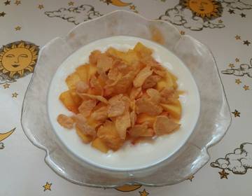 Joghurt mit Früchten und Cornflakes
