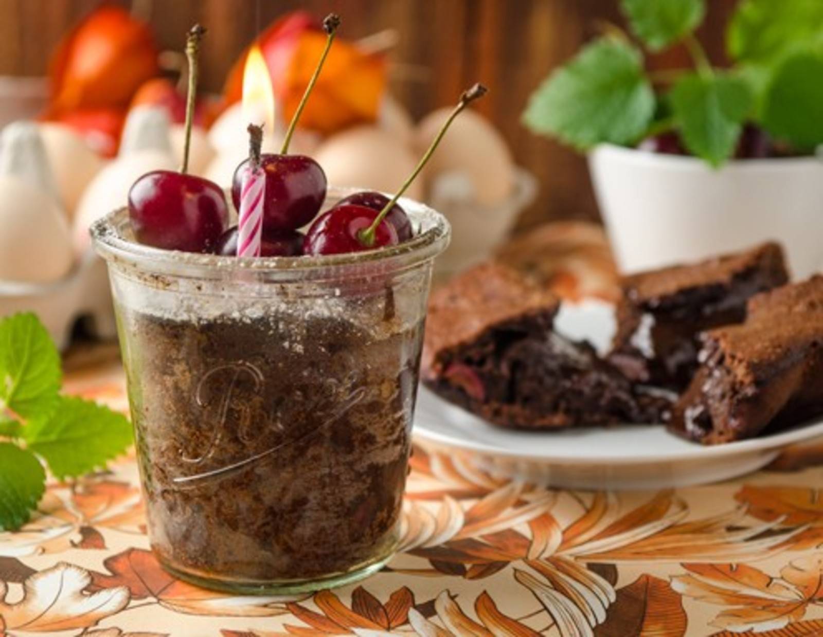 Bitterschokoladen-Weichselkuchen mit flüssigem Kern im Glas Rezept