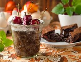 Bitterschokoladen-Weichselkuchen mit flüssigem Kern im Glas Bitterschokoladen-Weichselkuchen mit flüssigem Kern im Glas