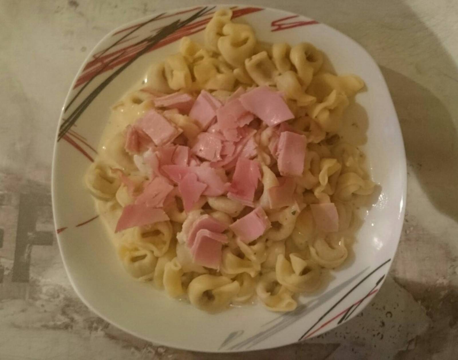 Tortellini mit Schinken und Salbeibutter