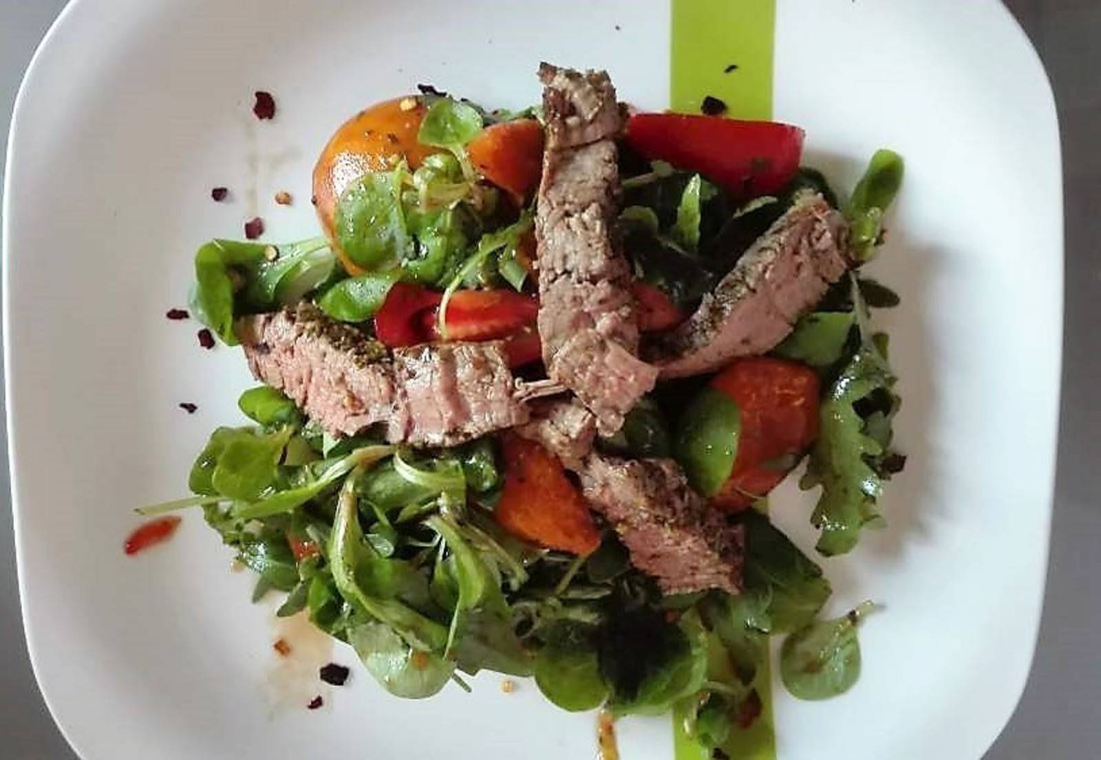 Rindfleisch-Marillen-Tomatensalat