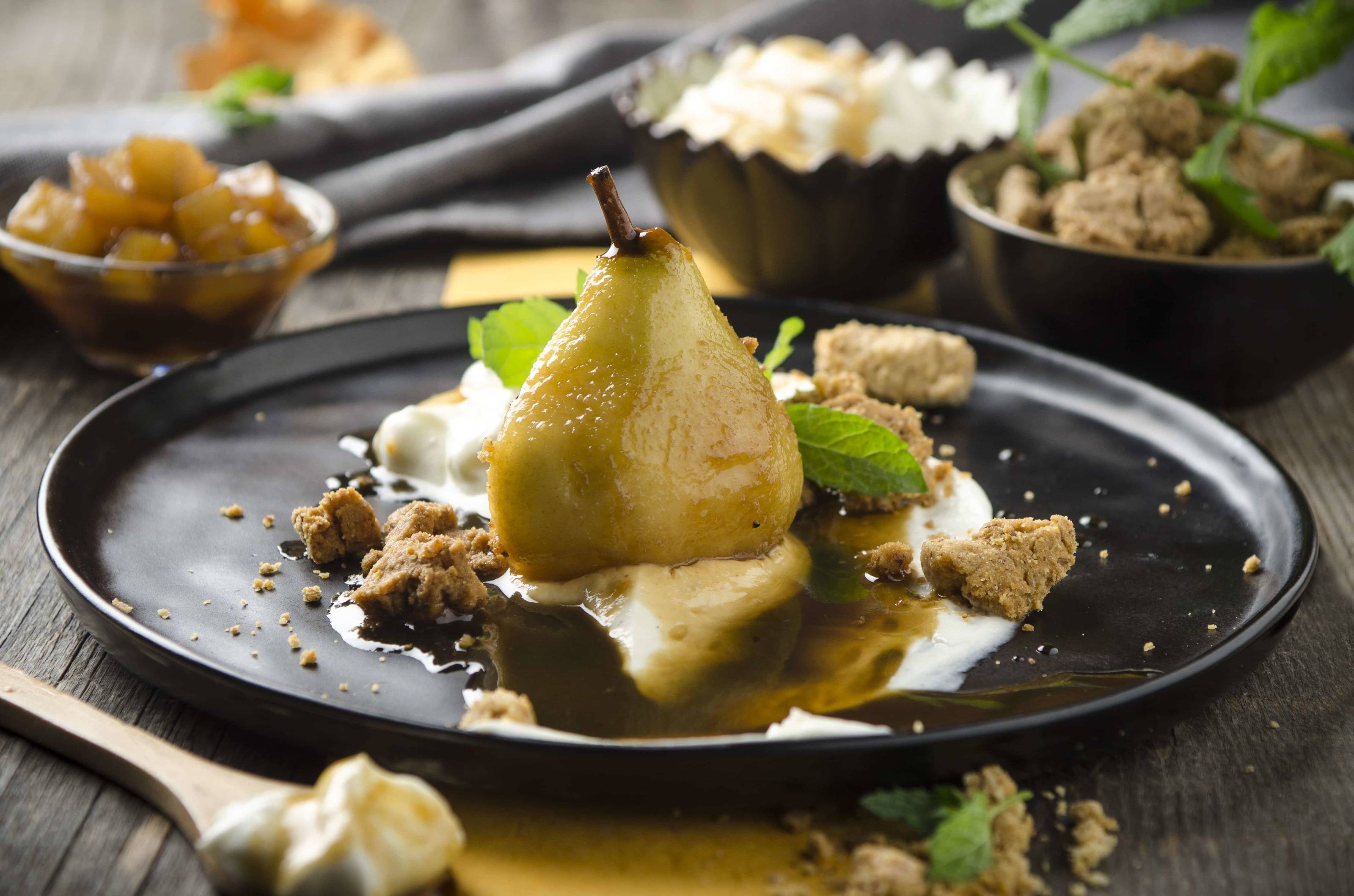 Birnen-Karamell-Kompott mit Vanilletopfencreme und Nusscrumble Rezept