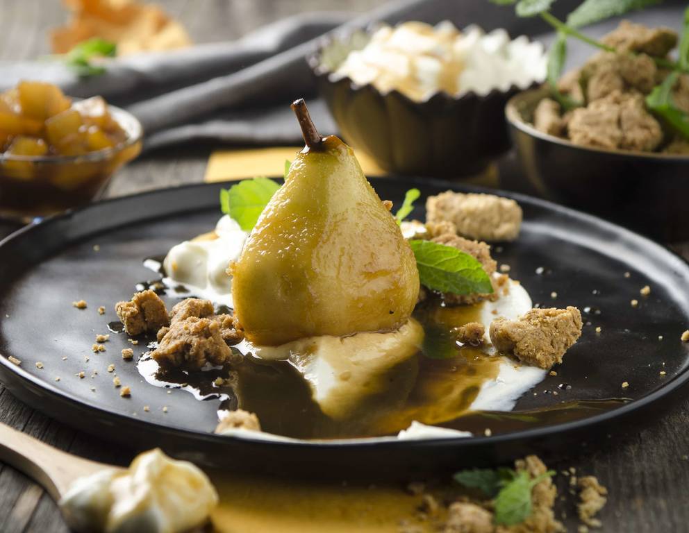 Birnen-Karamell-Kompott mit Vanilletopfencreme und Nusscrumble Birnen-Karamell-Kompott mit Vanilletopfencreme und Nusscrumble