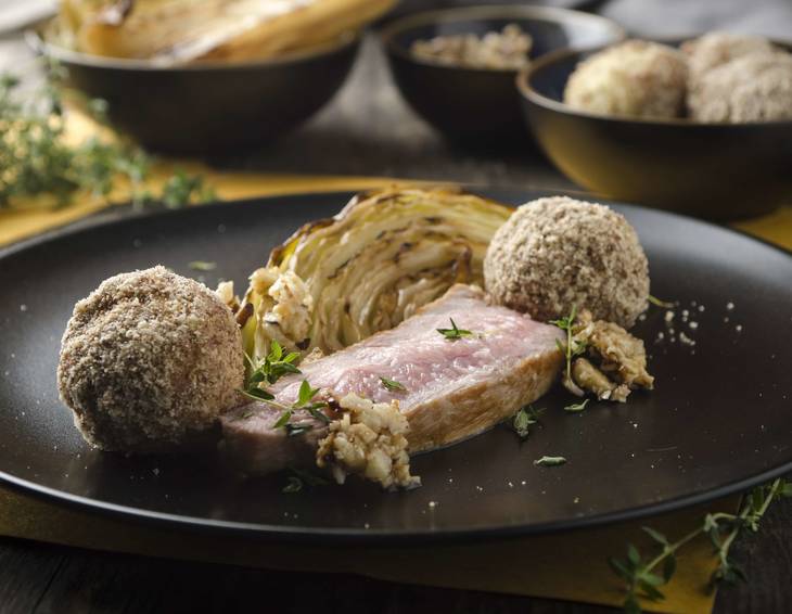 Rosa Kalbstafelspitz mit Spitzkraut, Walnüssen und Thymian-Grießknödeln Rosa Kalbstafelspitz mit Spitzkraut, Walnüssen und Thymian-Grießknödeln