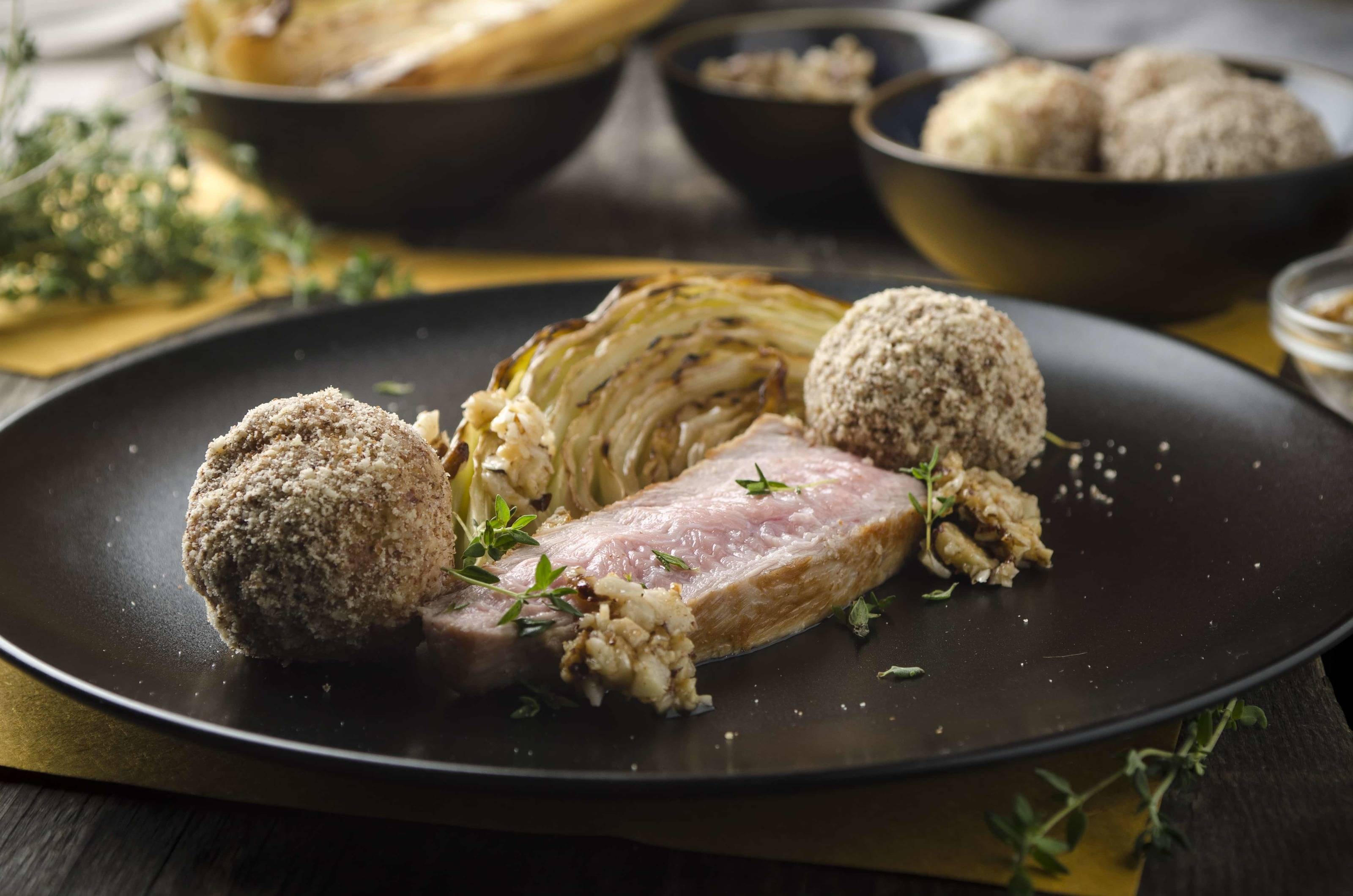 Rosa Kalbstafelspitz mit Spitzkraut, Walnüssen und Thymian-Grießknödeln ... Rosa Kalbstafelspitz mit Spitzkraut, Walnüssen und Thymian-Grießknödeln ...