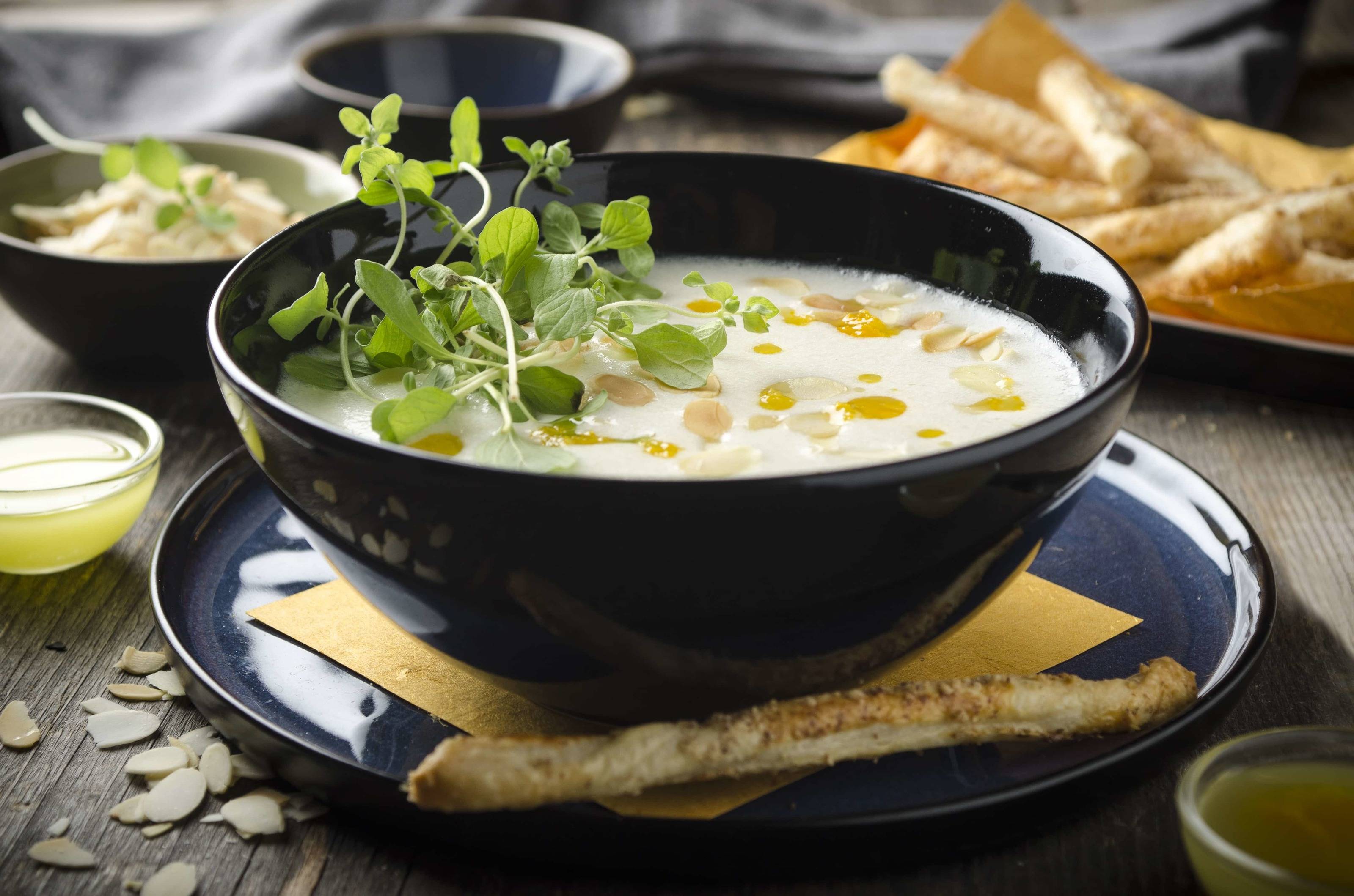 Erdäpfel-Mandelsuppe mit Orangenöl und Knusperstangerl