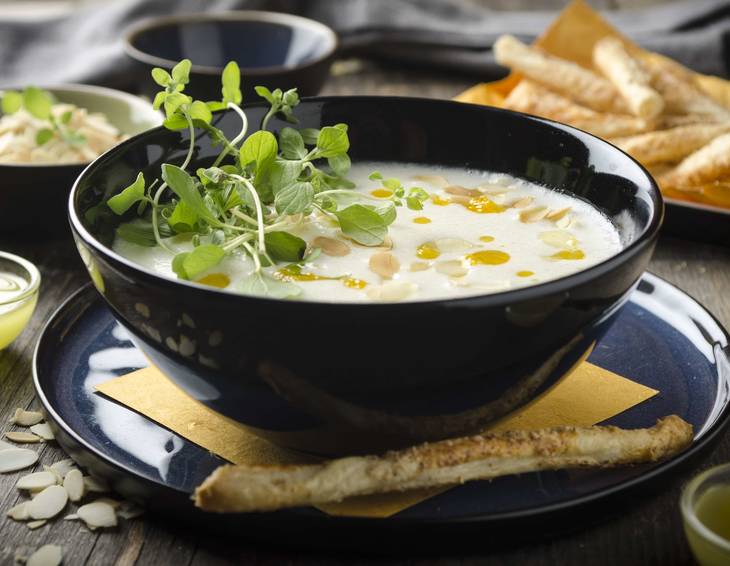 Erdäpfel-Mandelsuppe mit Orangenöl und Knusperstangerl