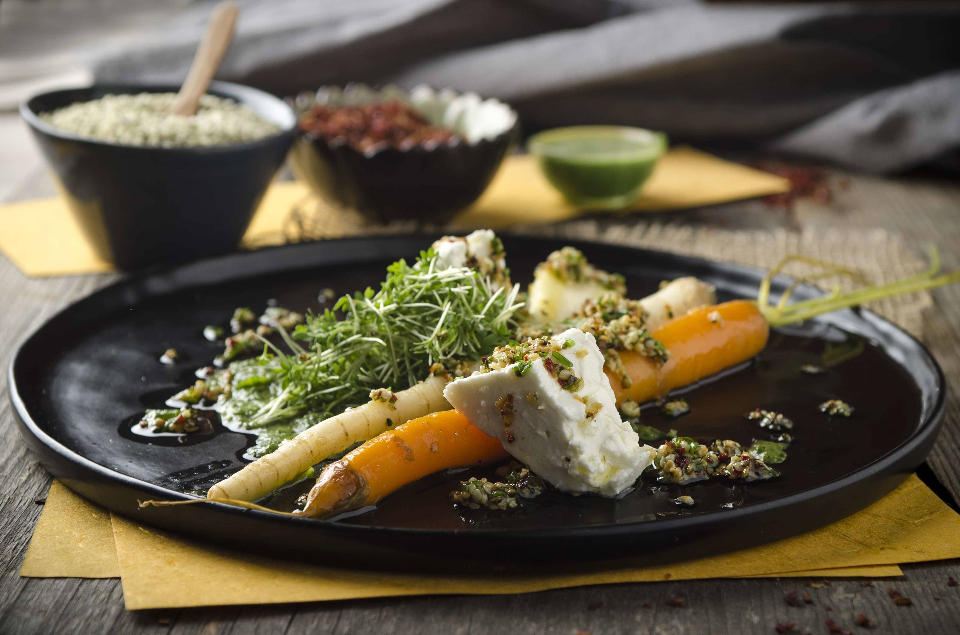 Wurzelgemüse mit Hanfsamen, Vogerlsalat und Ziegenkäse Rezept