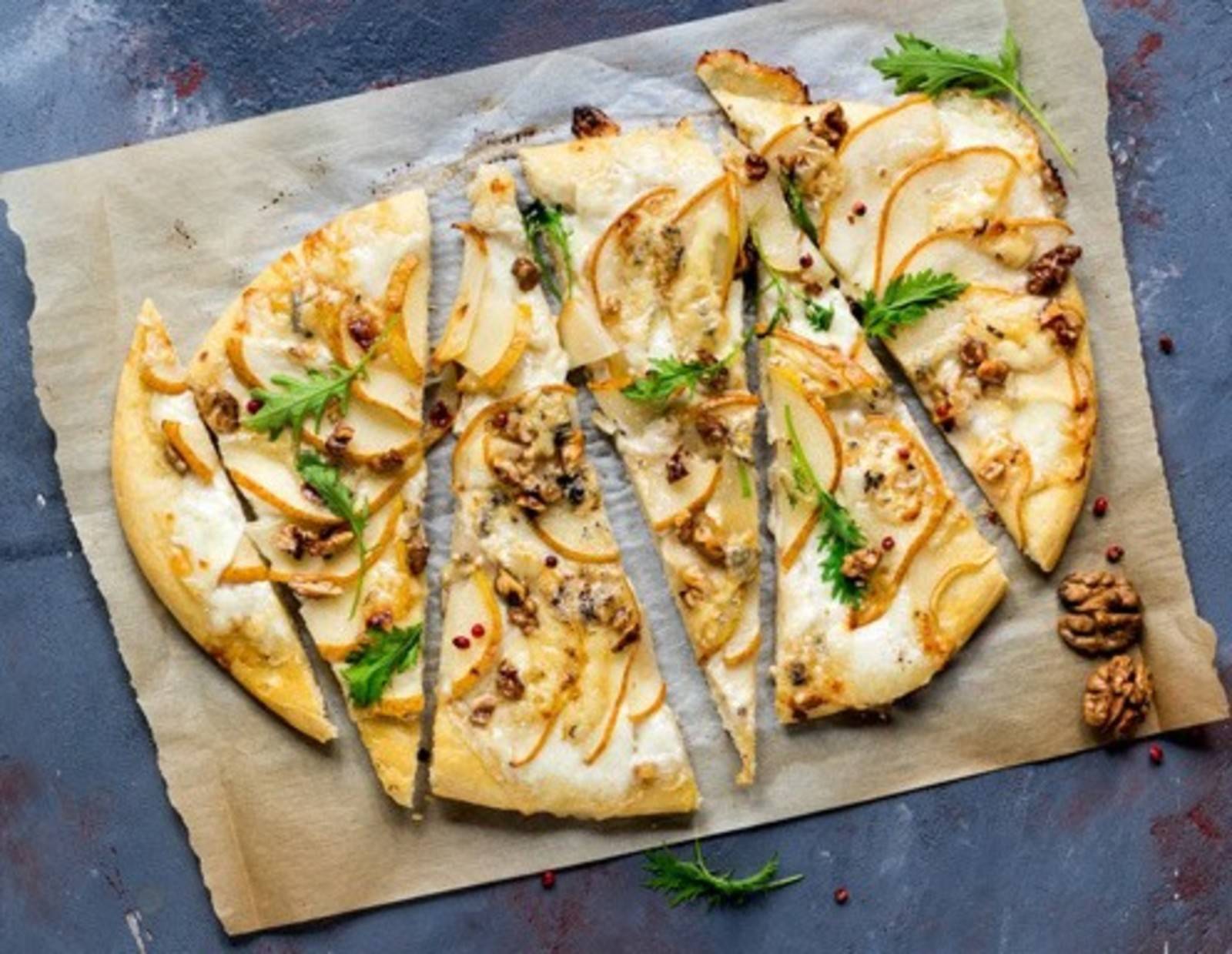 Pizza mit Birnen und Gorgonzola