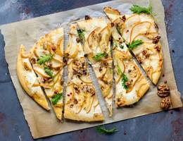 Pizza mit Birnen und Gorgonzola Pizza mit Birnen und Gorgonzola