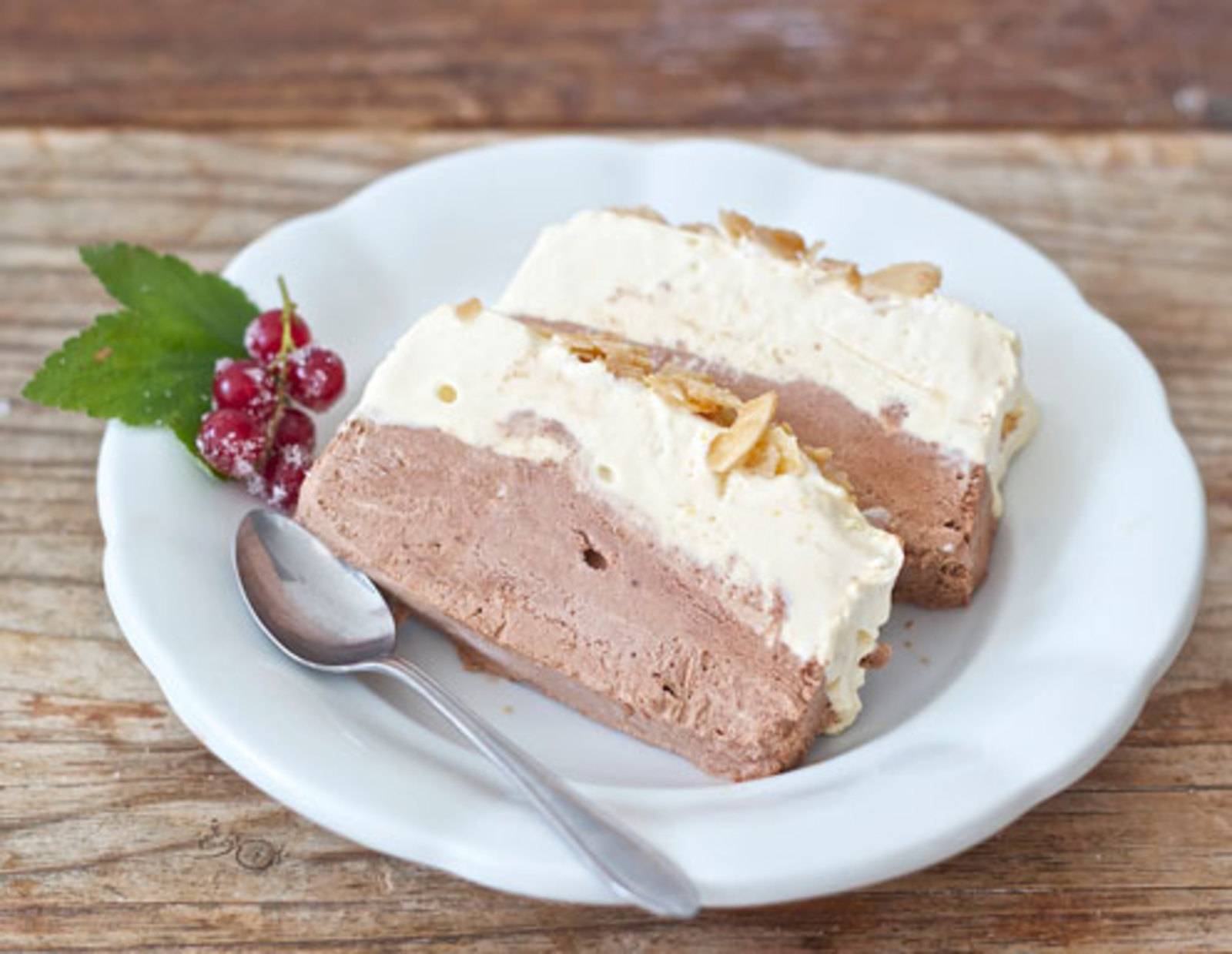 Schokoparfait mit Krokant Rezept - ichkoche.ch Schokoparfait mit Krokant Rezept - ichkoche.ch