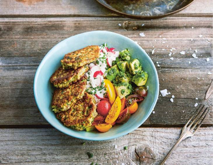Kräuter-Avocado-Bowl mit Pilz-Talern Kräuter-Avocado-Bowl mit Pilz-Talern