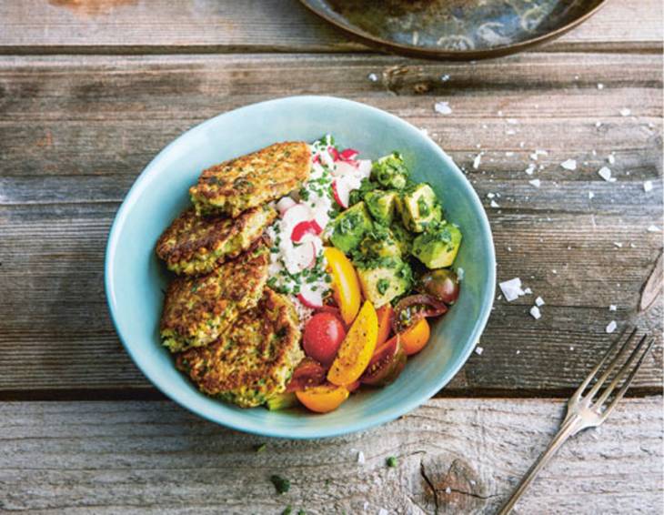 Kräuter-Avocado-Bowl mit Pilz-Talern