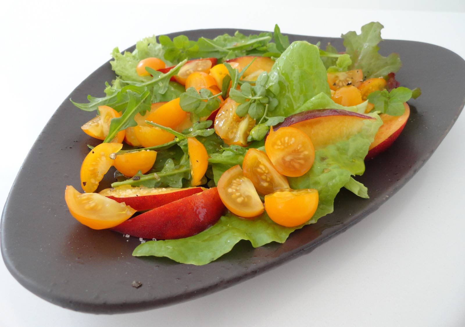 Pfirsich-Paradeiser-Salat mit Curry-Dressing