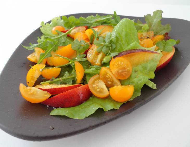 Pfirsich-Paradeiser-Salat mit Curry-Dressing Pfirsich-Paradeiser-Salat mit Curry-Dressing