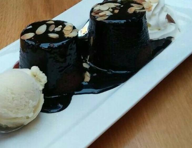 Schokopudding mit Nüssen und Karamellsoße Schokopudding mit Nüssen und Karamellsoße
