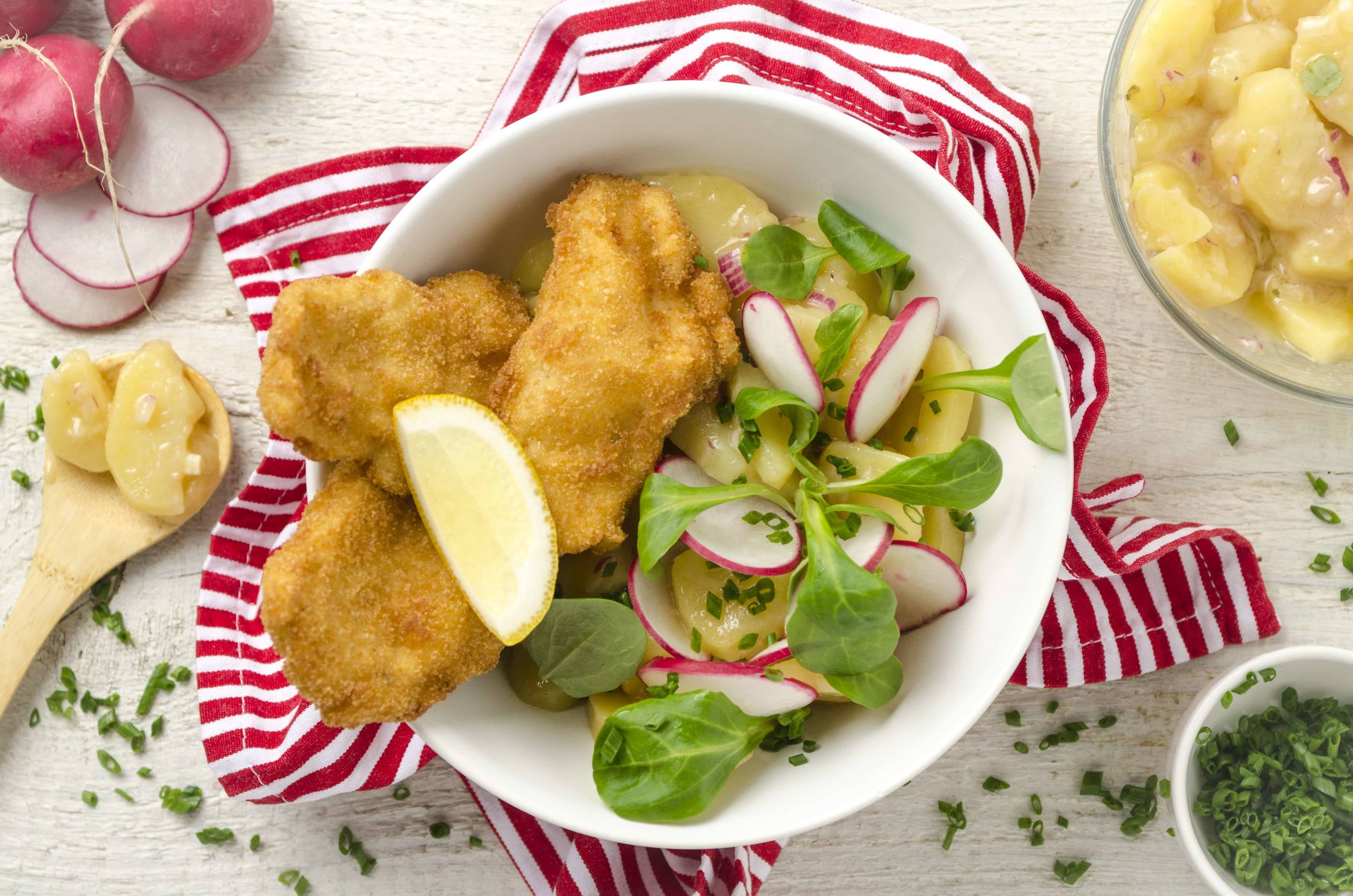Backhendl-Bowl mit Erdäpfel-Vogerlsalat Rezept