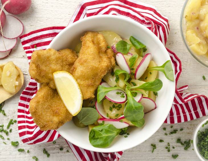 Backhendl-Bowl mit Erdäpfel-Vogerlsalat