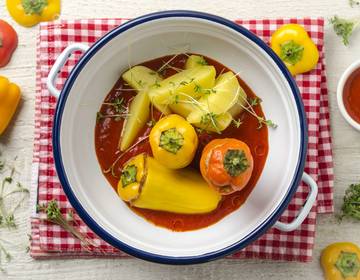 Gefüllte Paprika-Bowl mit Salzerdäpfeln Gefüllte Paprika-Bowl mit Salzerdäpfeln