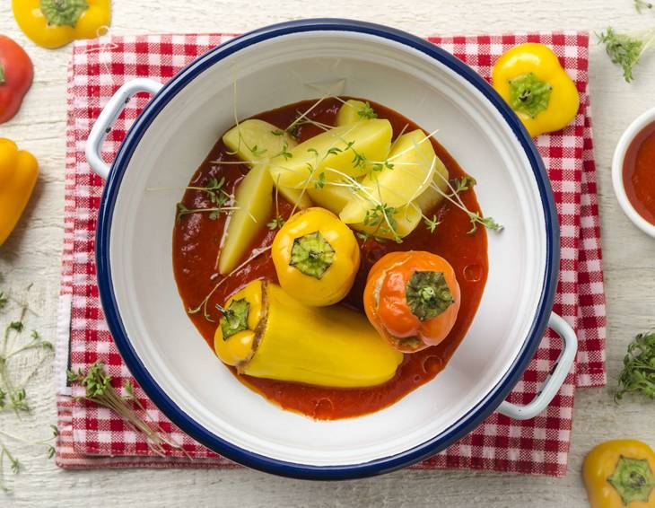Gefüllte Paprika-Bowl mit Salzerdäpfeln Gefüllte Paprika-Bowl mit Salzerdäpfeln