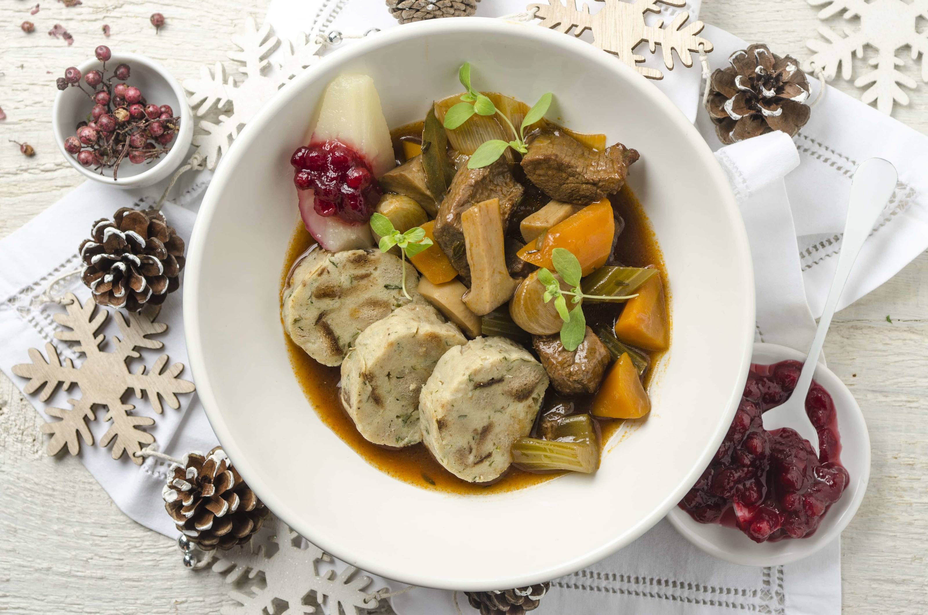 Wildragout-Schwarzbrotknödel-Bowl Rezept