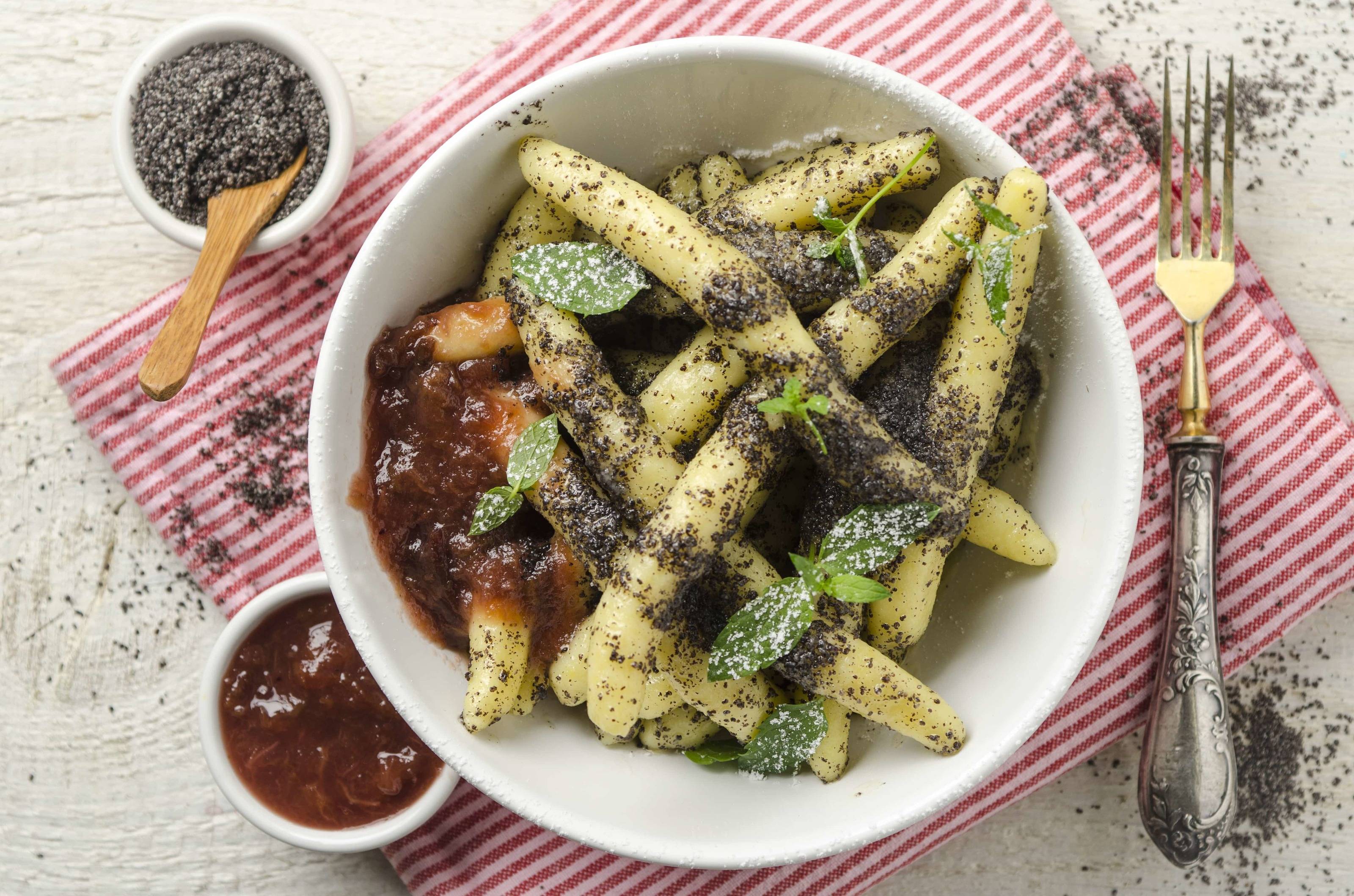Mohnnudel-Zwetschkenröster-Bowl Rezept