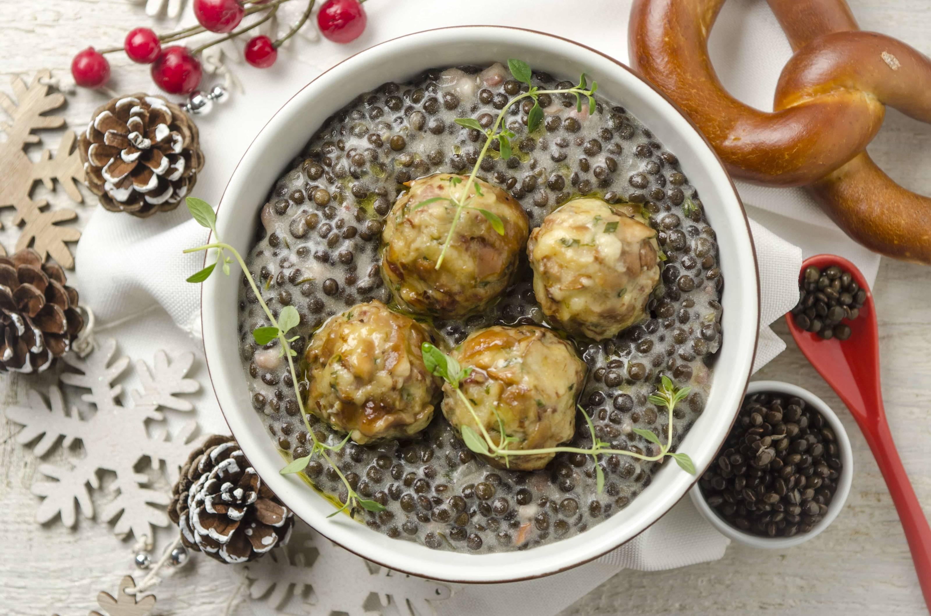Specklinsen-Bowl mit Eierschwammerl-Brezenknöderl Rezept