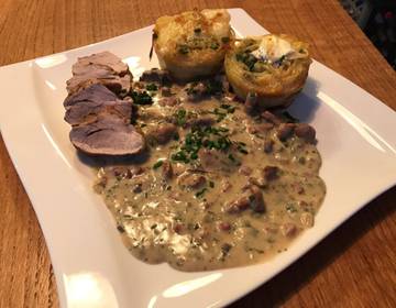 Schweinsfilet mit Eierschwammerl und Nudelnester Schweinsfilet mit Eierschwammerl und Nudelnester