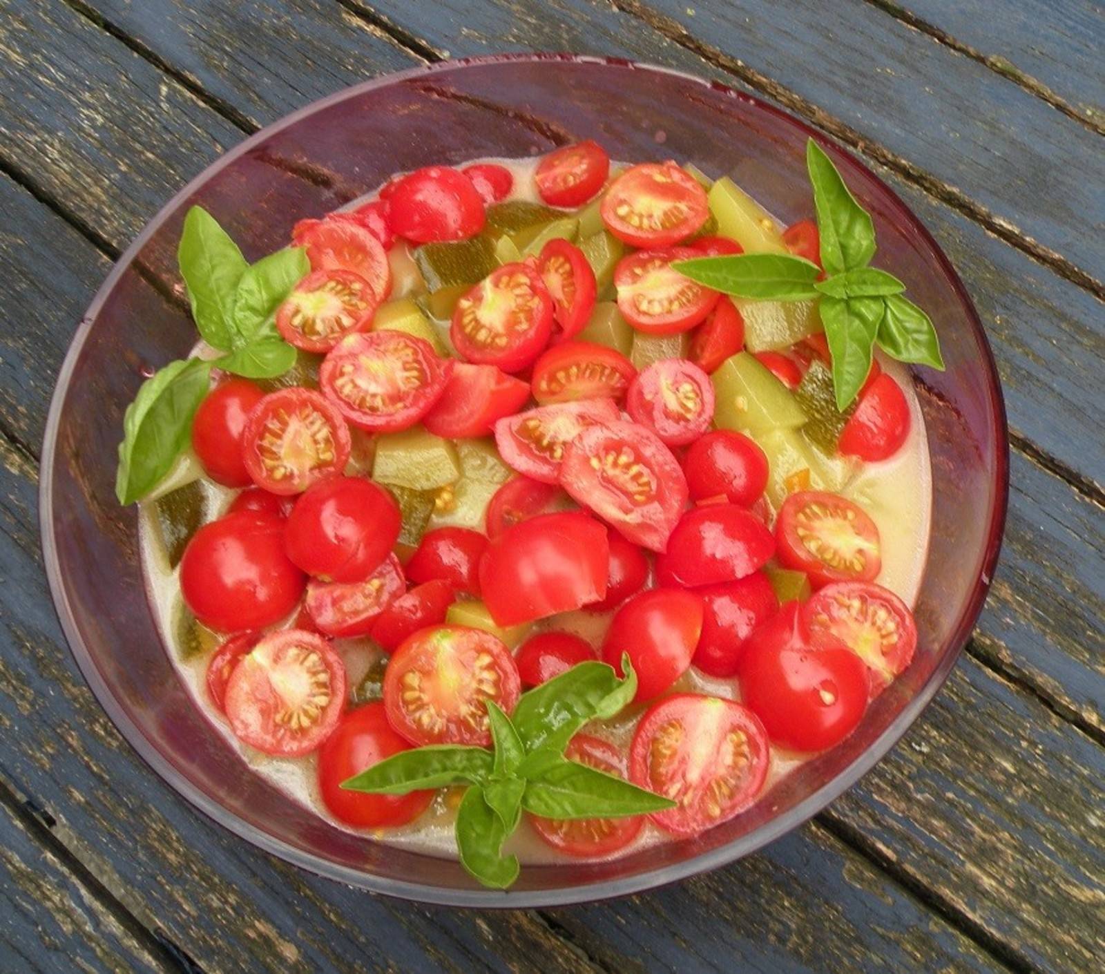 Schneller Zucchinisalat mit Tomaten