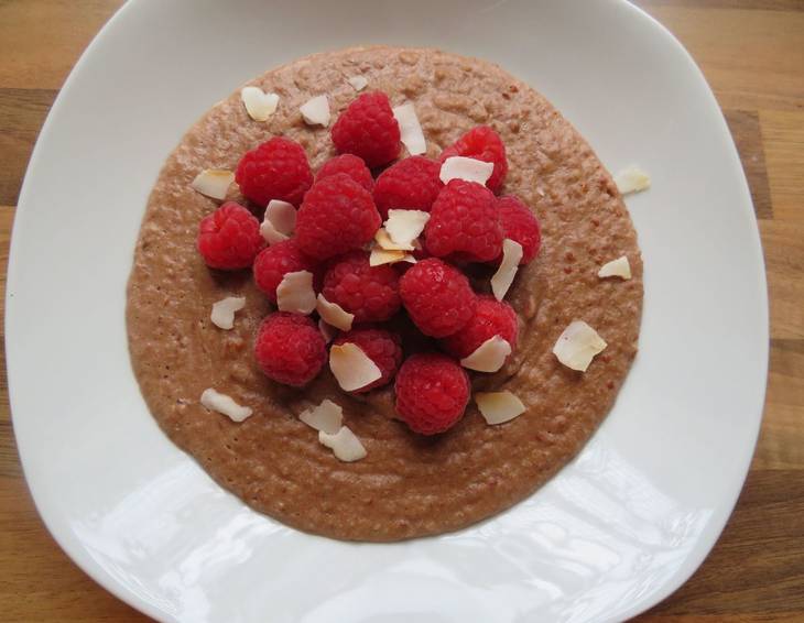 Hirsekoch mit Himbeeren und Kokos Hirsekoch mit Himbeeren und Kokos