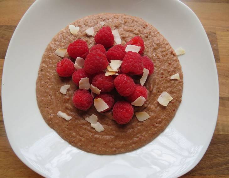 Hirsekoch mit Himbeeren und Kokos