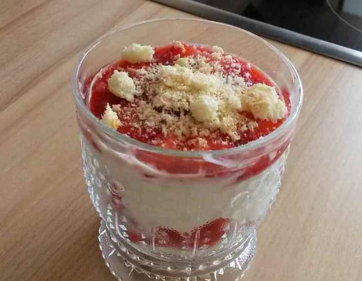 Laktosefreies Vanille-Erdbeer-Minze-Schichtdessert Laktosefreies Vanille-Erdbeer-Minze-Schichtdessert