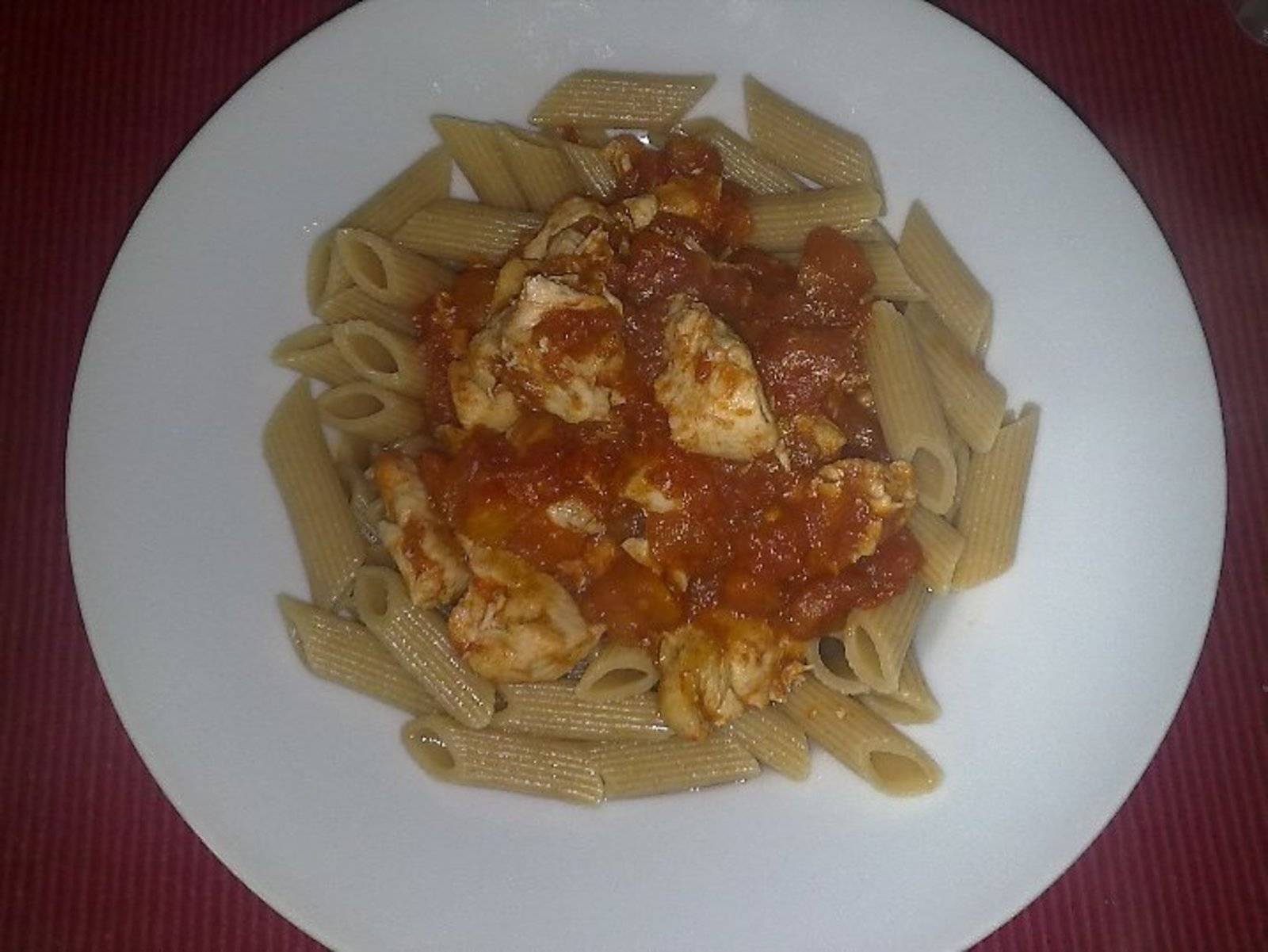 Hühner-Tomaten-Curry auf Vollkorn-Penne