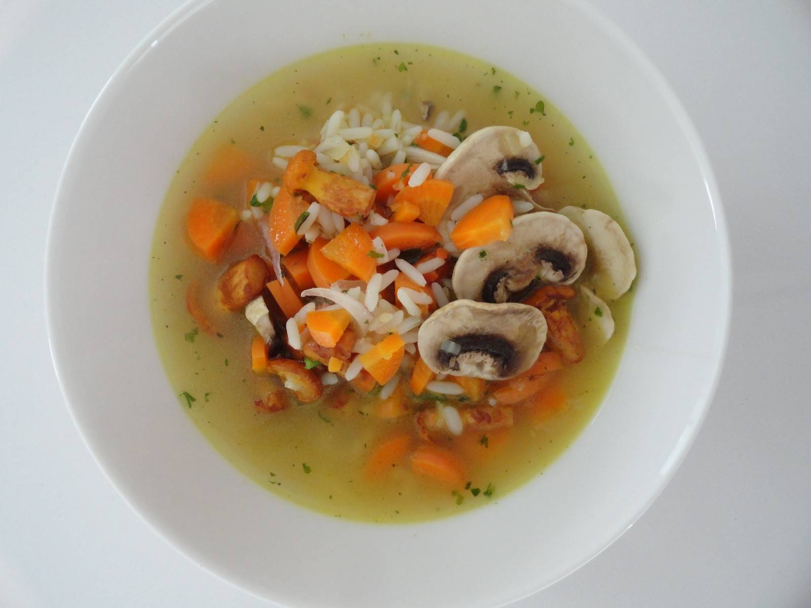 Reissuppe mit Gemüse und Pilzen