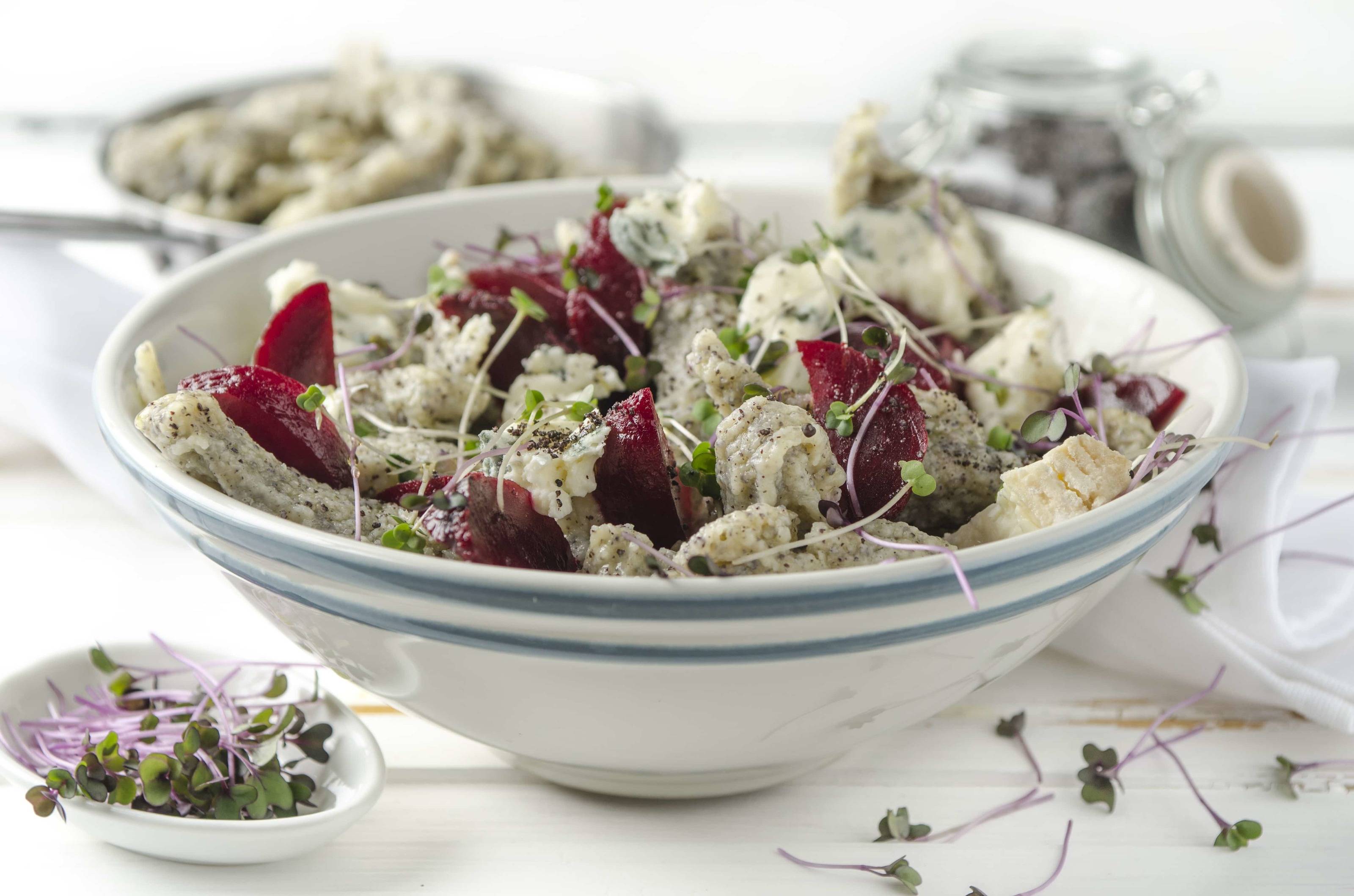 Mohnnocken mit Roten Rüben und Blauschimmelkäse