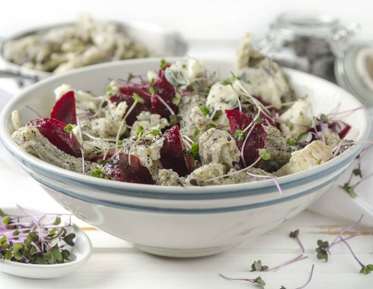 Mohnnocken mit Roten Rüben und Blauschimmelkäse