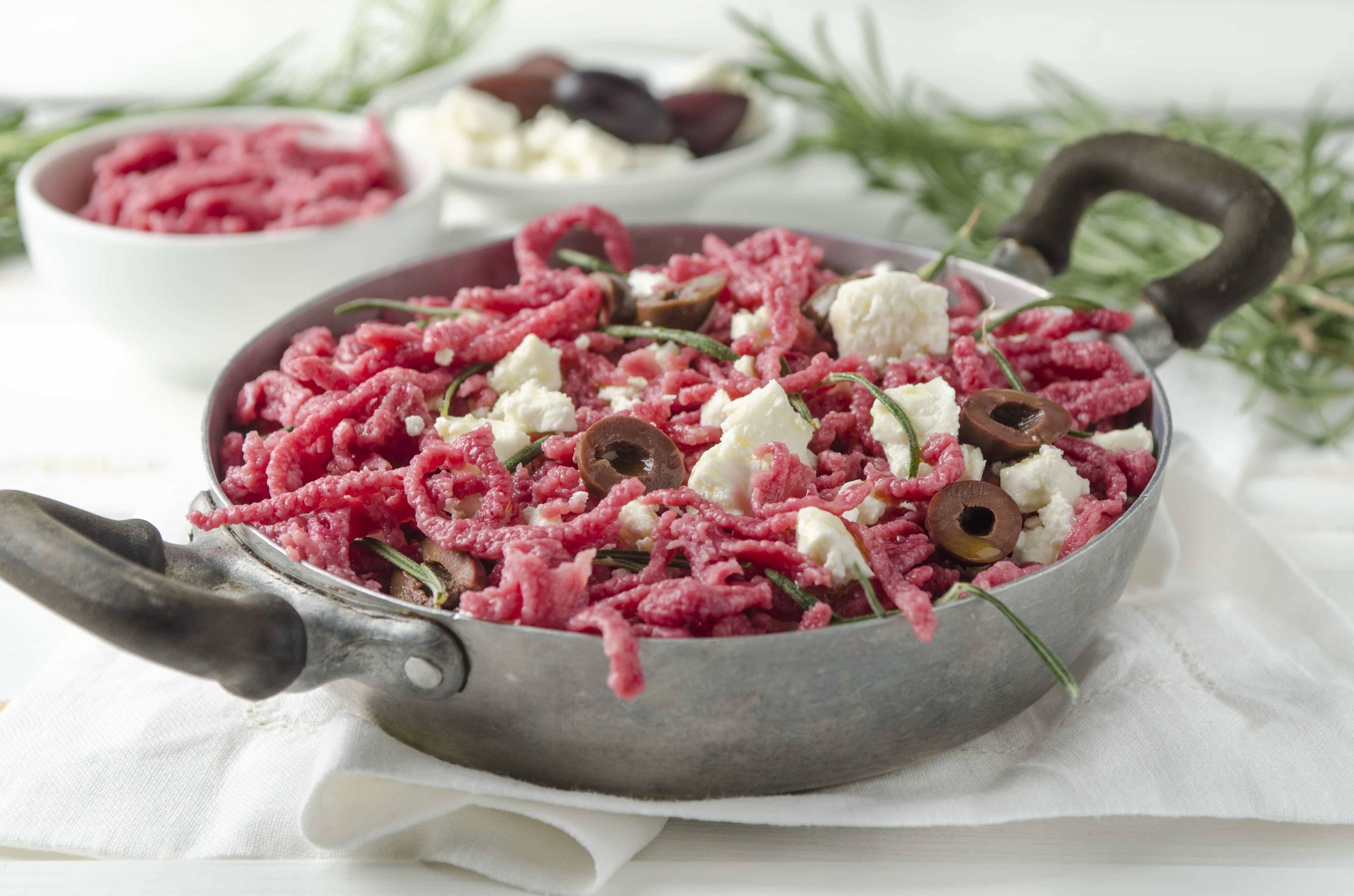 Rote-Rüben-Spätzle mit Feta und Oliven