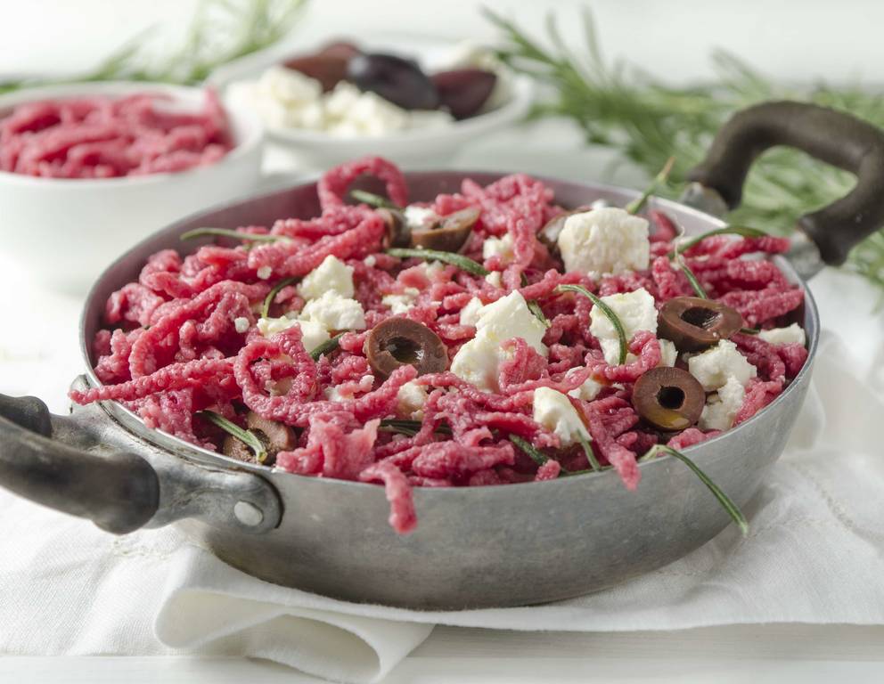 Rote-Rüben-Spätzle mit Feta und Oliven Rote-Rüben-Spätzle mit Feta und Oliven