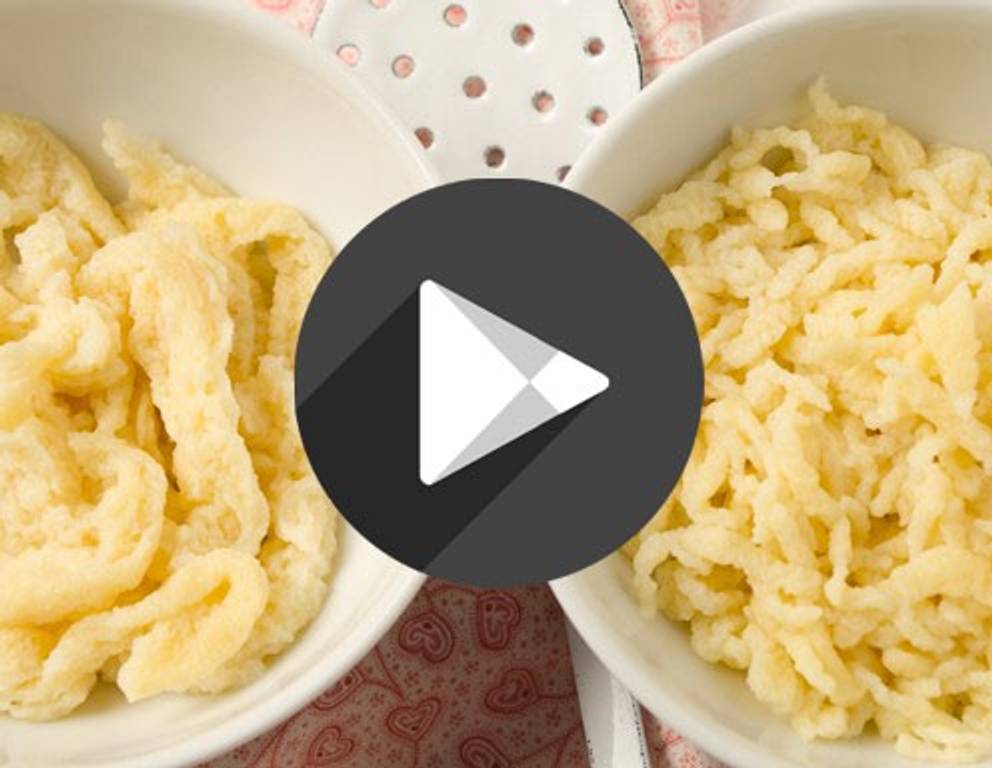 Spätzle schaben und pressen Spätzle schaben und pressen