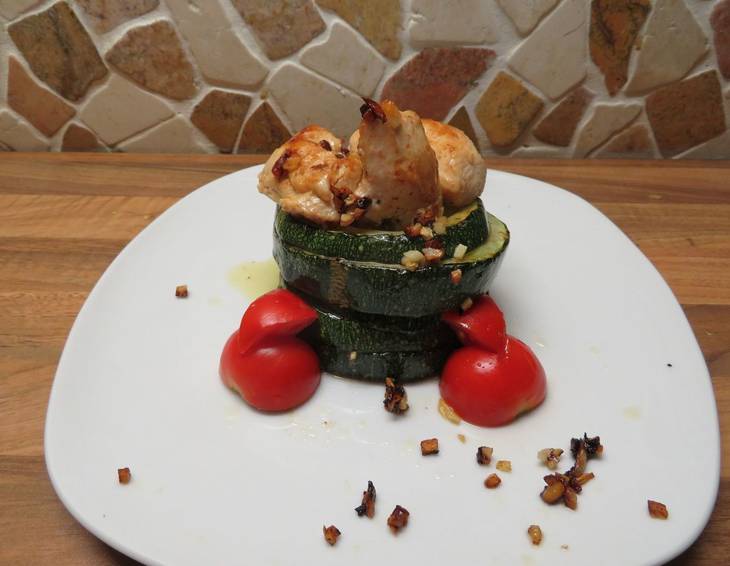 Hühnerbrust im Zucchiniturm mit knusprigem Knoblauch-Zwiebel Hühnerbrust im Zucchiniturm mit knusprigem Knoblauch-Zwiebel