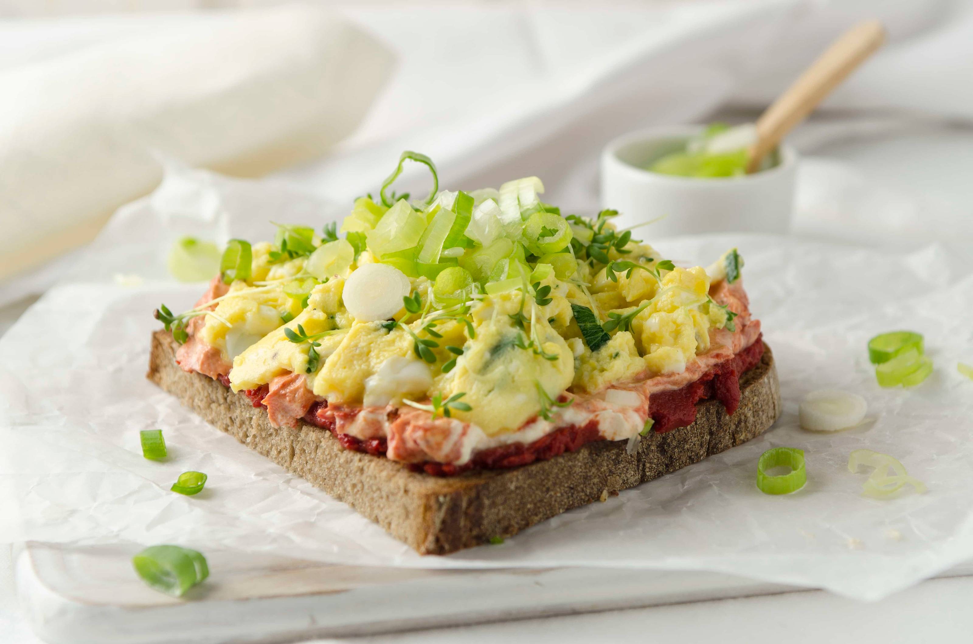 Kräutereierspeis-Brot mit Paradeisercreme Rezept