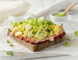 Kräutereierspeis-Brot mit Paradeisercreme Kräutereierspeis-Brot mit Paradeisercreme