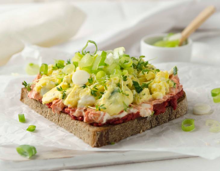 Kräutereierspeis-Brot mit Paradeisercreme