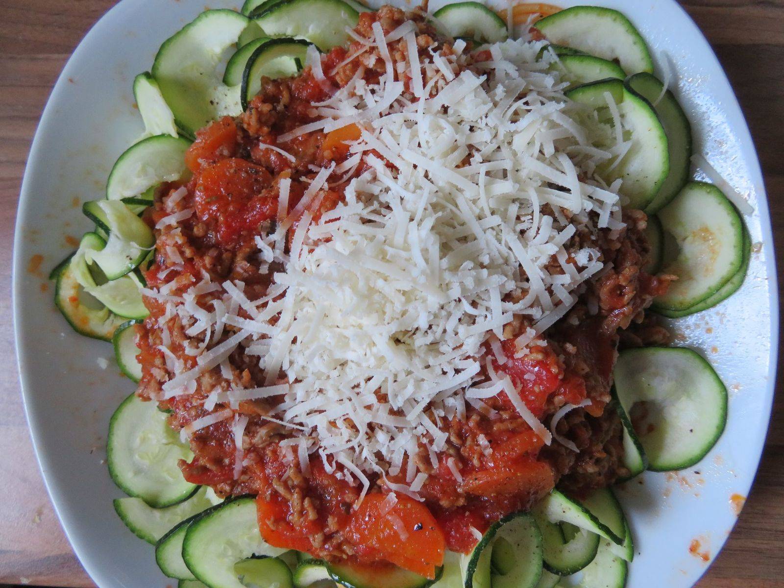 Zucchini-Bandnudeln Bolognese