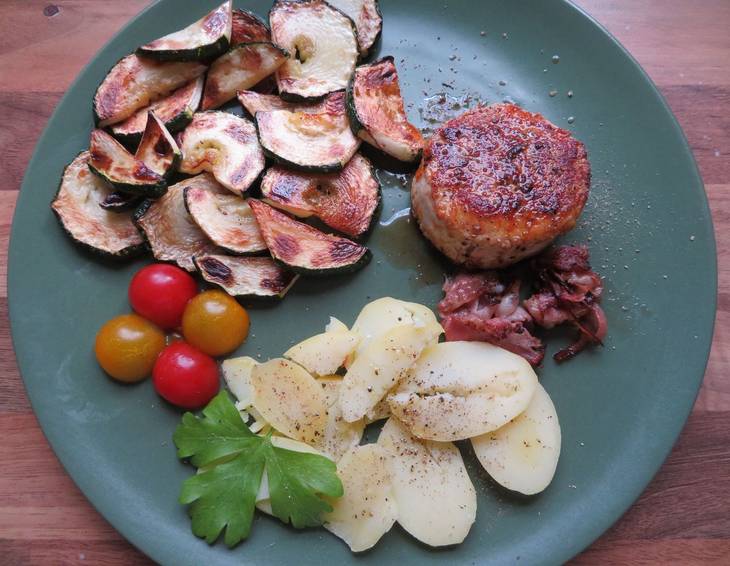 Putenmedaillons mit Zucchini und Kartoffeln