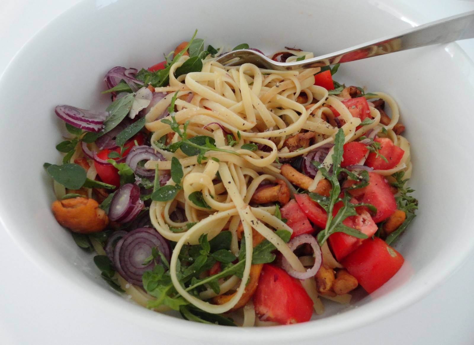 Tagliatelle mit Pilzen, Paradeiser und Rucola Rezept - ichkoche.de