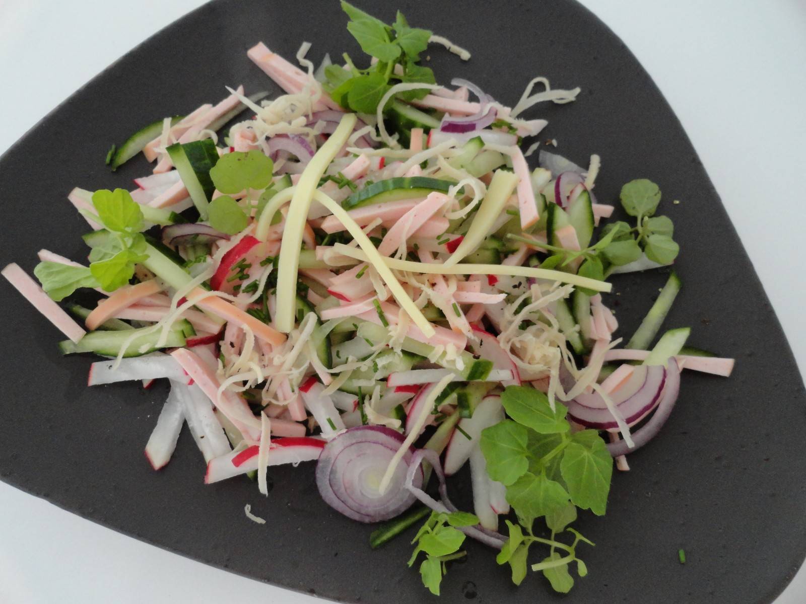 Wurstsalat mit Käse, Gurke und Radieschen Rezept - ichkoche.de Wurstsalat mit Käse, Gurke und Radieschen Rezept - ichkoche.de